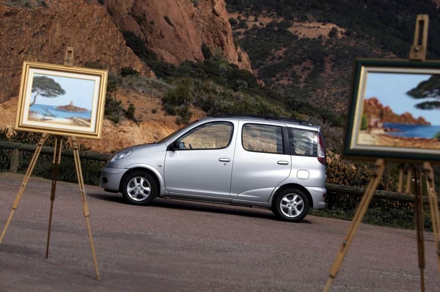  Toyota Yaris Verso 2003 года  (фото 28 из 43)